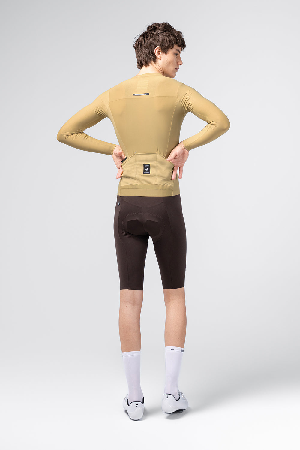 Gobik Avalon Long Sleeve Jersey in Keemun color, male model rear view showing back pockets