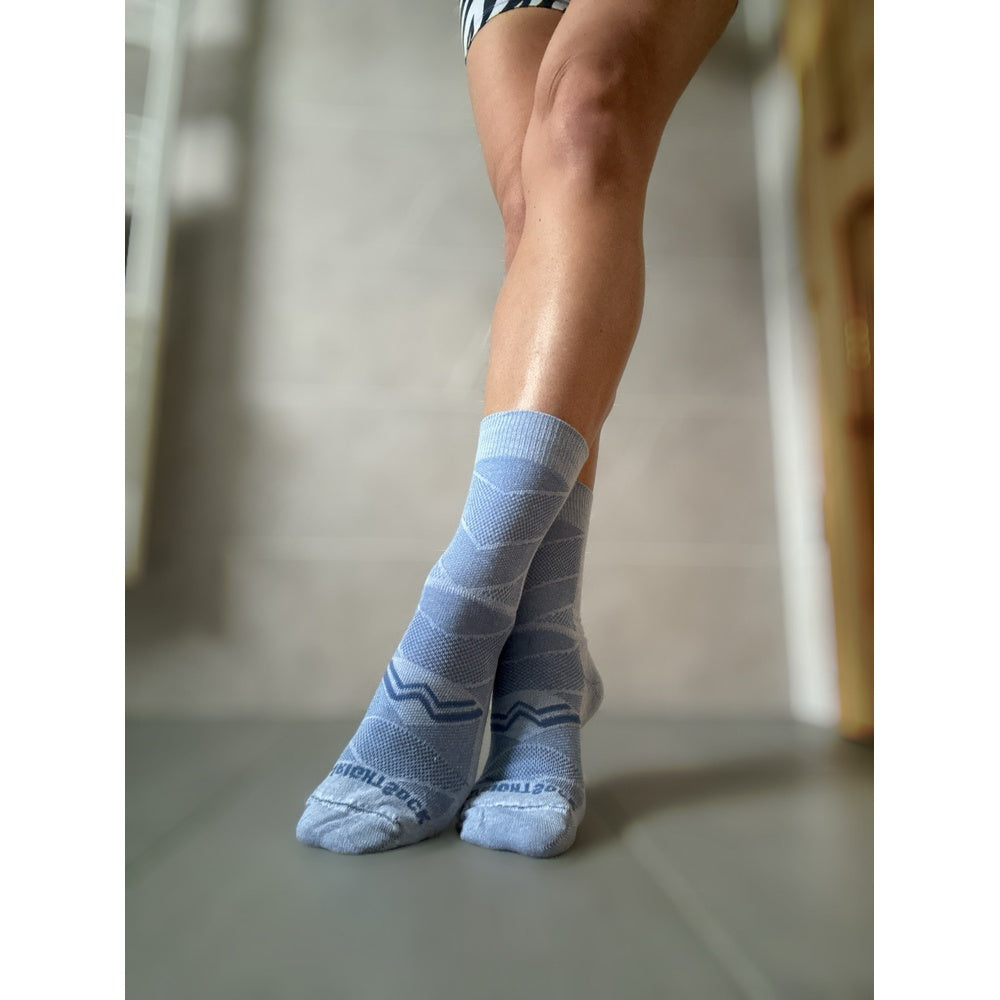 Wrightsock Coolmesh II Crew Anti Blister Socks in Cloud Grey on model legs