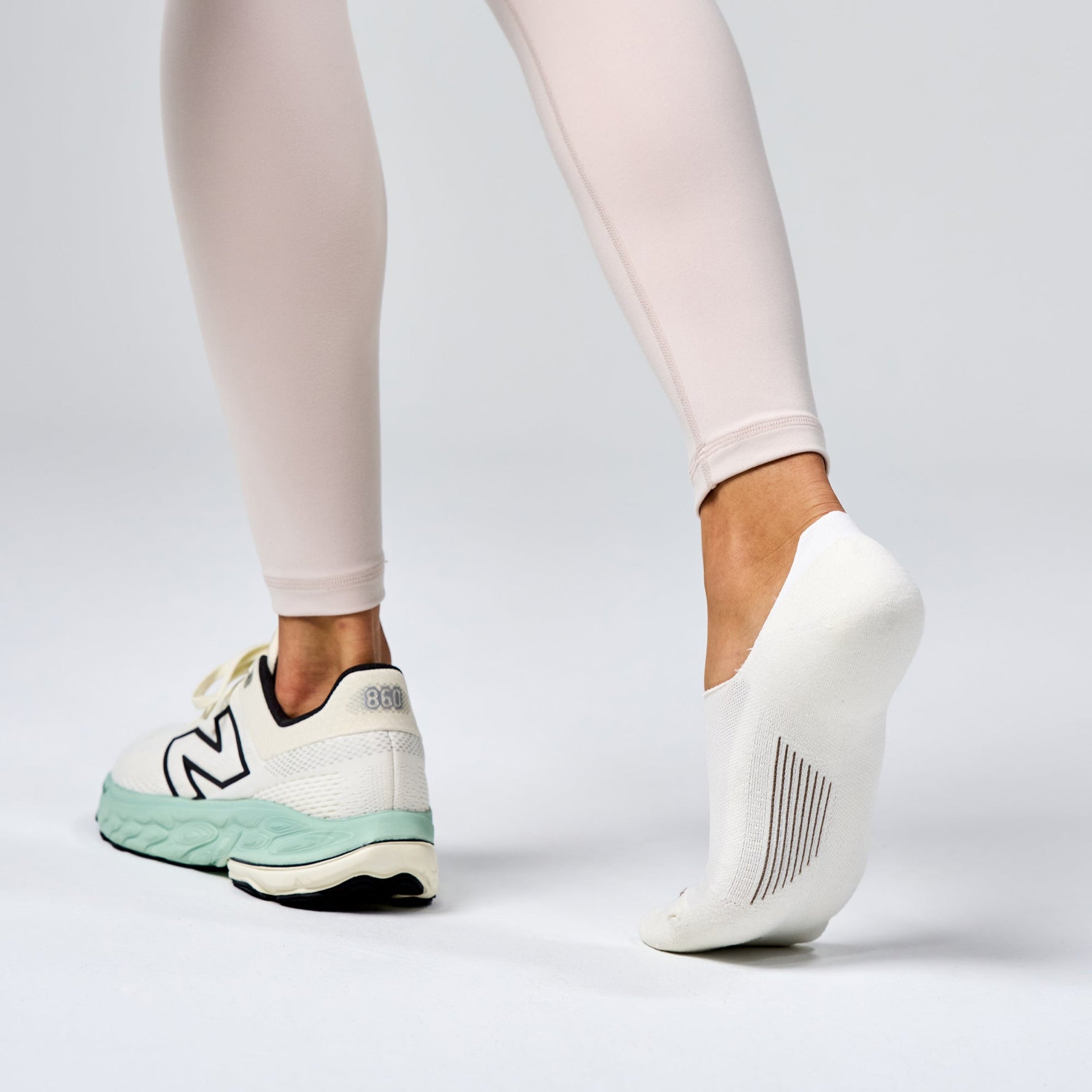 Feetures Elite Light Cushion Invisible sock in Ice white worn with New Balance 860 sneakers