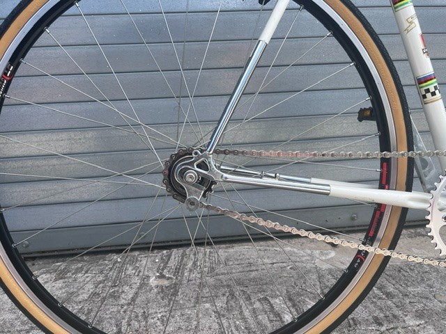 Dual-pivot caliper brake and cockpit with ergonomic grips on vintage Peugeot single speed
