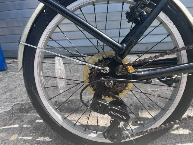 Riser handlebars with grip shifter on Schwinn Loop folding bike
