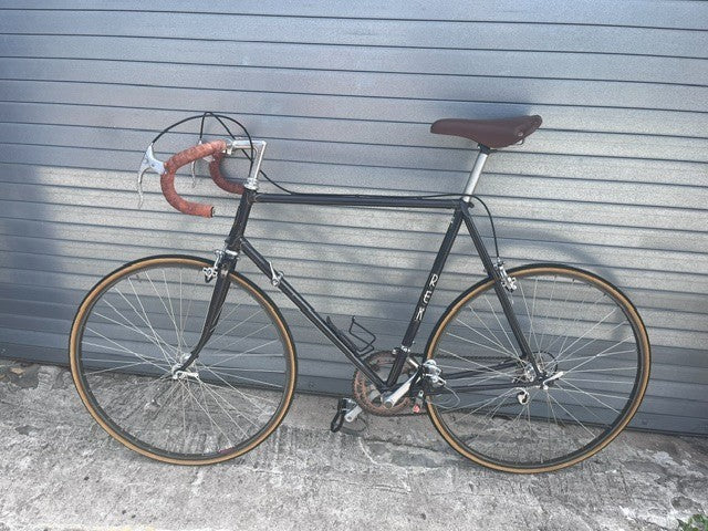 Tan brown handlebar wrap and drop bars on 1985 Trek 400 road bike